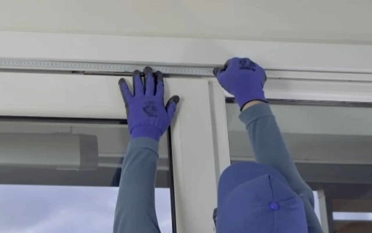 Afinação e fixação de calhas e caixas de estore em janelas de PVC e alumínio