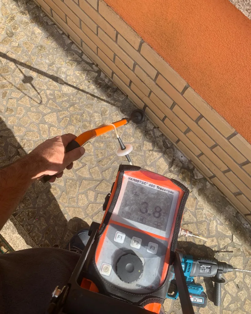 Detetor de gás traçador Sewerin Variotec a seguir a fuga até ao ponto de saída