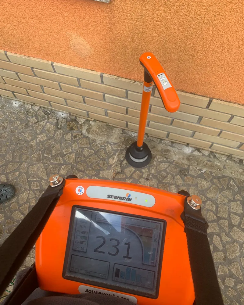 Geofone com microfone de solo: escuta acústica da fuga através do pavimento, sem abrir